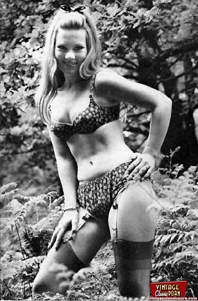 Vintage 60s Girls Porn - Vintage Sexy Classic Sixties Girls Posing Naked Outdoors ...