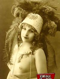 Real vintage women with big hats from the twenties posing